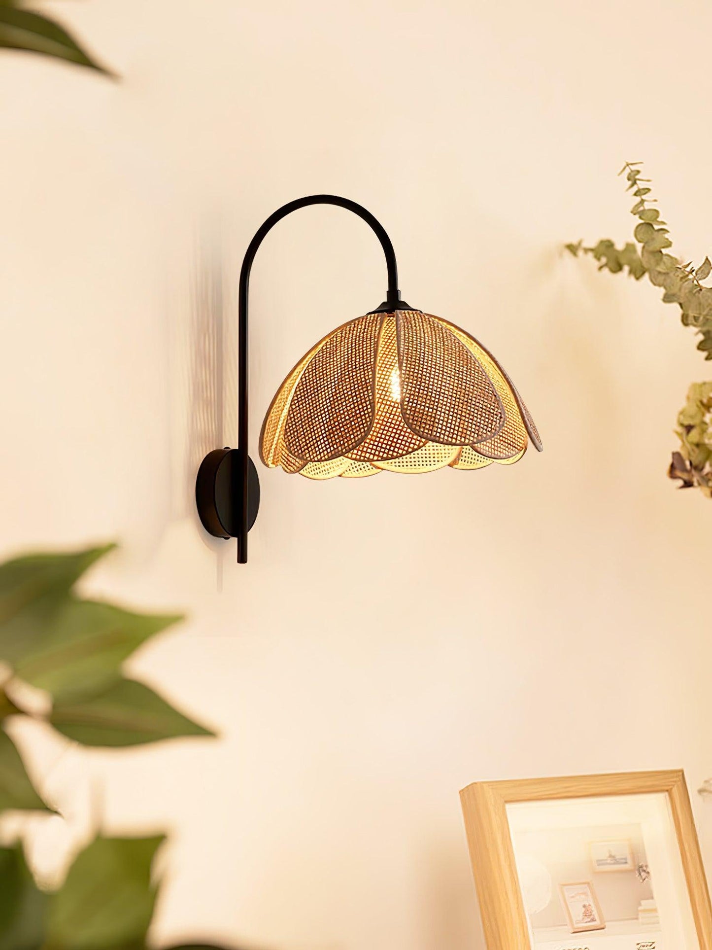 Rattan Petal Wall Lamp