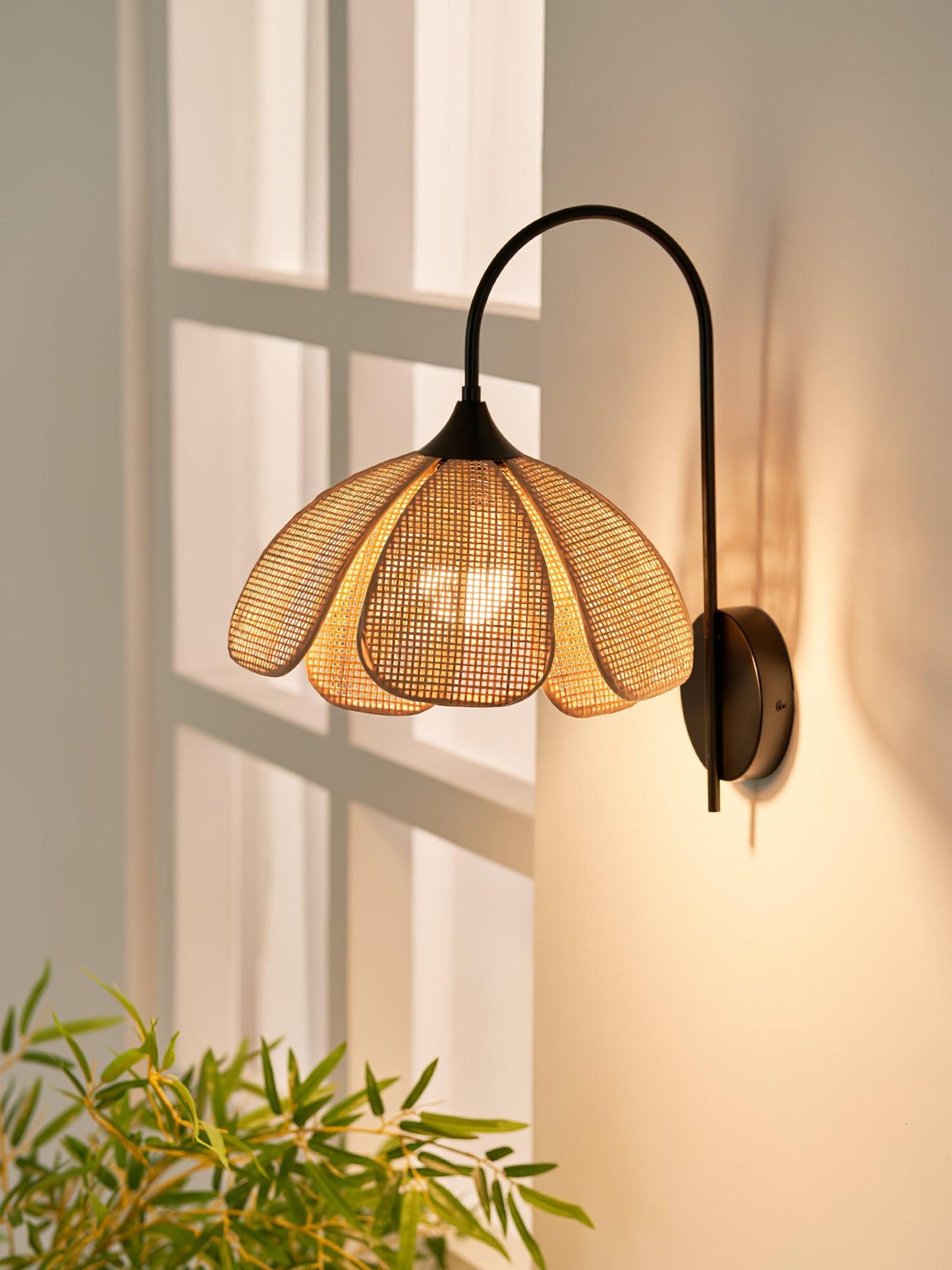 Rattan Petal Wall Lamp